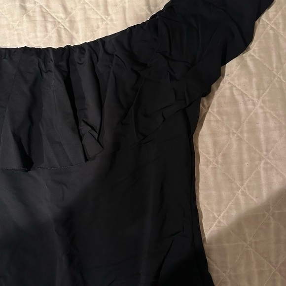 Women’s Black Off-Shoulder One Piece Swimsuit-Francesca’s- large.New Never worn - Picture 2 of 8